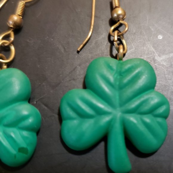 Vintage Three Leaf Clover Earrings, plastic - Picture 3 of 3